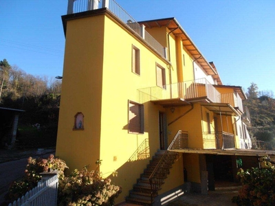 Porzione di casa a Villa Collemandina, 7 locali, 2 bagni, 200 m²