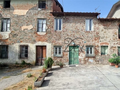 Porzione di casa in Via Berti 15, Capannori, 6 locali, 1 bagno, 100 m²