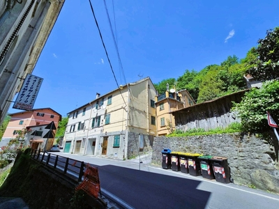 Porzione di casa in Via Conte Ernesto Lombardo, Campomorone, 7 locali