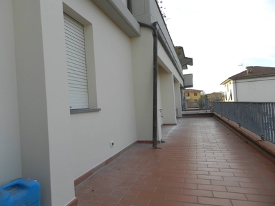 Quadrilocale a Lucca, 2 bagni, posto auto, 160 m², 1° piano, terrazzo
