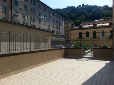 Quadrilocale in Piazza Sopranis 36E, Genova, 1 bagno, 80 m², 1° piano