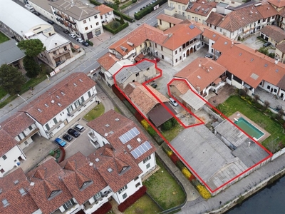 Rustico a Bellinzago Lombardo, 10 locali, 1500 m² in vendita