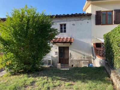 Rustico a Capannori, 6 locali, giardino privato, posto auto, 140 m²