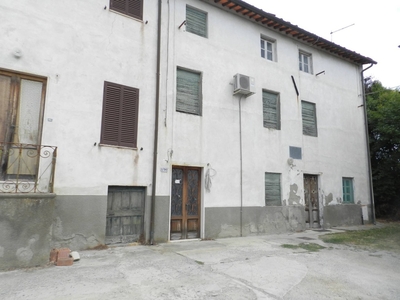 Rustico a Lucca, 5 locali, 1 bagno, 150 m², multilivello in vendita