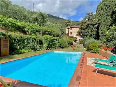 Rustico a Lucca, 8 locali, 3 bagni, giardino privato, 230 m²