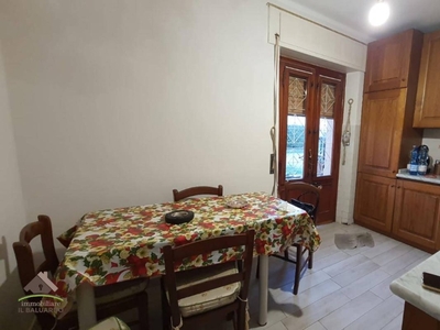 Terratetto - terracielo a Lucca, 5 locali, 1 bagno, 140 m² in vendita