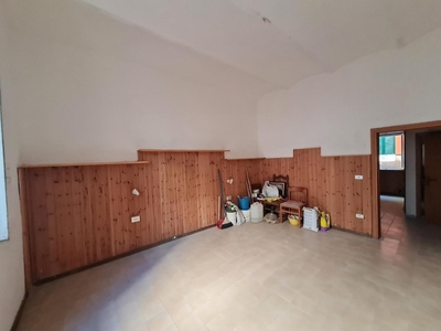 Trilocale a Piombino, 1 bagno, 44 m², da ristrutturare in vendita