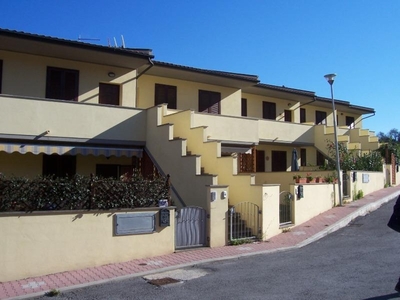 Trilocale a Piombino, 1 bagno, giardino privato, 60 m² in vendita