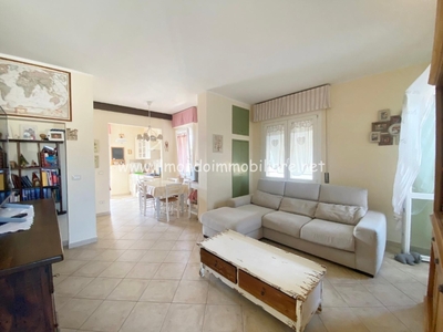 Trilocale a Rosignano Marittimo, 1 bagno, giardino privato, 80 m²