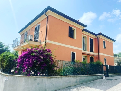 Trilocale in Via Diano San Pietro 1, Diano Castello, 1 bagno, 54 m²