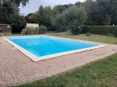 Trilocale in Via Mario Puccini, Livorno, 2 bagni, giardino privato