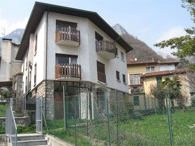 Trilocale in Via Parini, Ballabio, 1 bagno, giardino privato, 67 m²