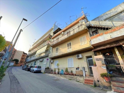 Trilocale in Via San Jachiddu 60, Messina, 1 bagno, 80 m², 1° piano
