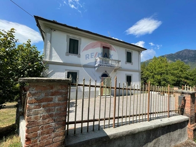 Villa a Bagni di Lucca, 13 locali, 2 bagni, giardino privato, con box