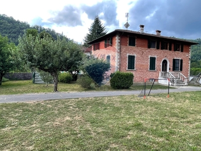 Villa a Bagni di Lucca, 17 locali, 3 bagni, giardino privato, con box