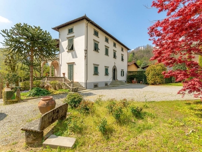 Villa a Bagni di Lucca, 20 locali, 5 bagni, giardino privato, 665 m²