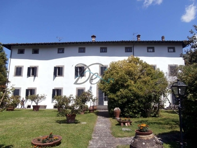 Villa a Bagni di Lucca, 21 locali, 8 bagni, giardino privato, arredato