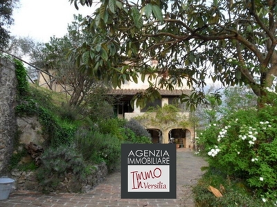 Villa a Camaiore, 9 locali, 4 bagni, giardino privato, posto auto