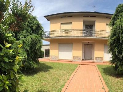 Villa a Capannori, 10 locali, 4 bagni, giardino privato, posto auto