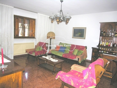 Villa a Capannori, 14 locali, 2 bagni, giardino privato, posto auto