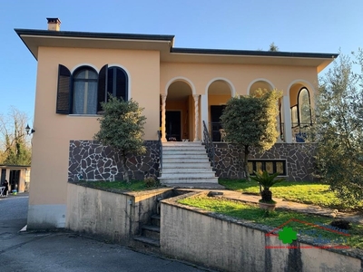 Villa a Capannori, 15 locali, 4 bagni, giardino privato, garage