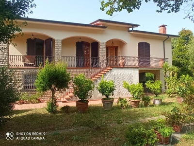 Villa a Capannori, 15 locali, 4 bagni, giardino privato, posto auto