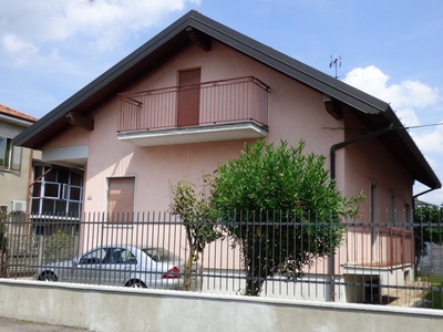 Villa a Cesano Maderno, 4 locali, 2 bagni, con box, 160 m² in vendita
