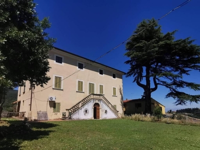 Villa a Collesalvetti, 15 locali, 3 bagni, giardino privato, 850 m²