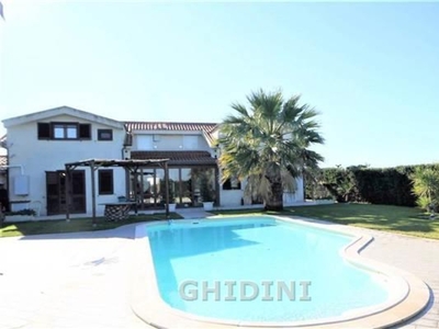 Villa a Grosseto, 12 locali, 4 bagni, giardino privato, 300 m²