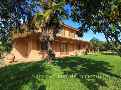 Villa a Grosseto, 7 locali, 4 bagni, giardino privato, 350 m²