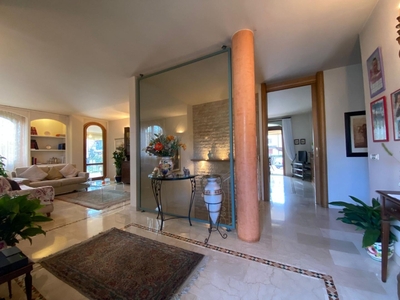 Villa a Grosseto, 8 locali, 3 bagni, giardino privato, 300 m², taverna