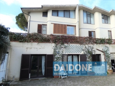 Villa a Livorno, 20 locali, 5 bagni, giardino privato, 500 m²