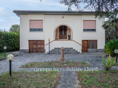 Villa a Livorno, 5 locali, 2 bagni, giardino privato, garage, 130 m²