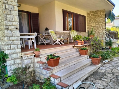 Villa a Livorno, 9 locali, 2 bagni, giardino privato, 400 m²