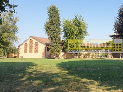 Villa a Lodi, 4 locali, 3 bagni, con box, arredato, 412 m² in vendita