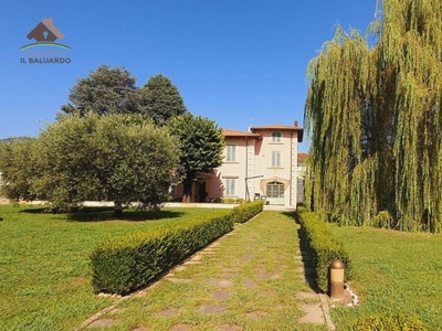Villa a Lucca, 10 locali, 3 bagni, giardino privato, 290 m² in vendita