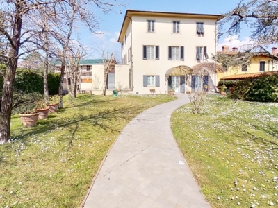 Villa a Lucca, 10 locali, 4 bagni, 360 m², multilivello in vendita