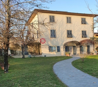 Villa a Lucca, 10 locali, 4 bagni, giardino privato, posto auto