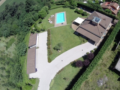 Villa a Lucca, 10 locali, 5 bagni, giardino privato, posto auto