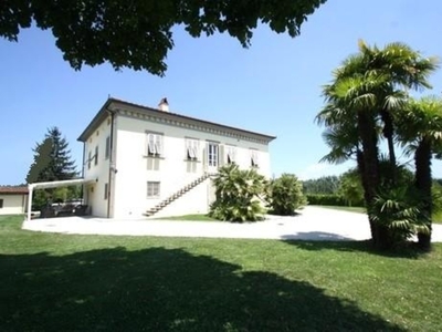 Villa a Lucca, 12 locali, 3 bagni, giardino privato, posto auto