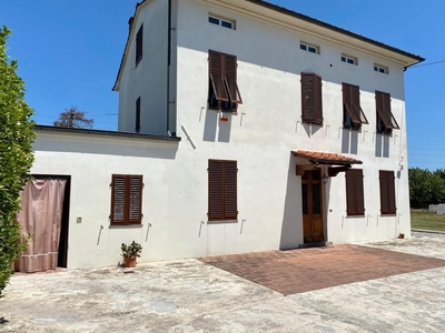 Villa a Lucca, 14 locali, 2 bagni, giardino privato, posto auto