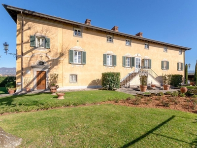 Villa a Lucca, 15 locali, 4 bagni, giardino privato, posto auto