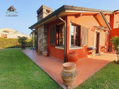 Villa a Lucca, 6 locali, 2 bagni, giardino privato, 180 m² in vendita