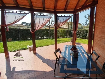 Villa a Lucca, 6 locali, 4 bagni, giardino privato, 300 m² in vendita