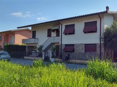 Villa a Lucca, 7 locali, 2 bagni, giardino privato, 200 m², abitabile