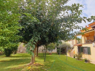 Villa a Lucca, 8 locali, 3 bagni, giardino privato, 218 m² in vendita