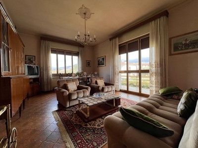 Villa a Lucca, 9 locali, 2 bagni, giardino privato, posto auto, 230 m²