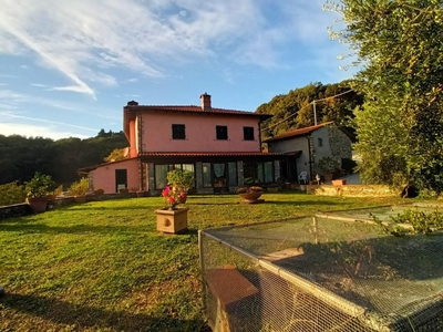 Villa a Pescaglia, 10 locali, 4 bagni, giardino privato, posto auto