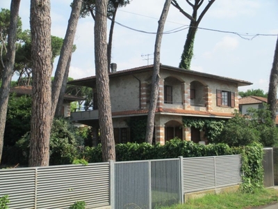 Villa a Pietrasanta, 10 locali, 3 bagni, giardino privato, arredato