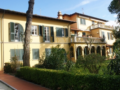 Villa a Pietrasanta, 19 locali, 4 bagni, giardino privato, arredato
